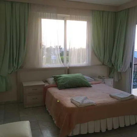 The & 2* Agios Georgios (Kyrenia)